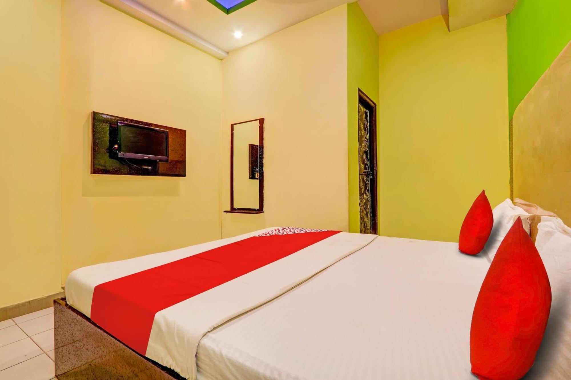 Oyo Flagship Hotel Samruddhi Lodge Nirmal  ภายนอก รูปภาพ