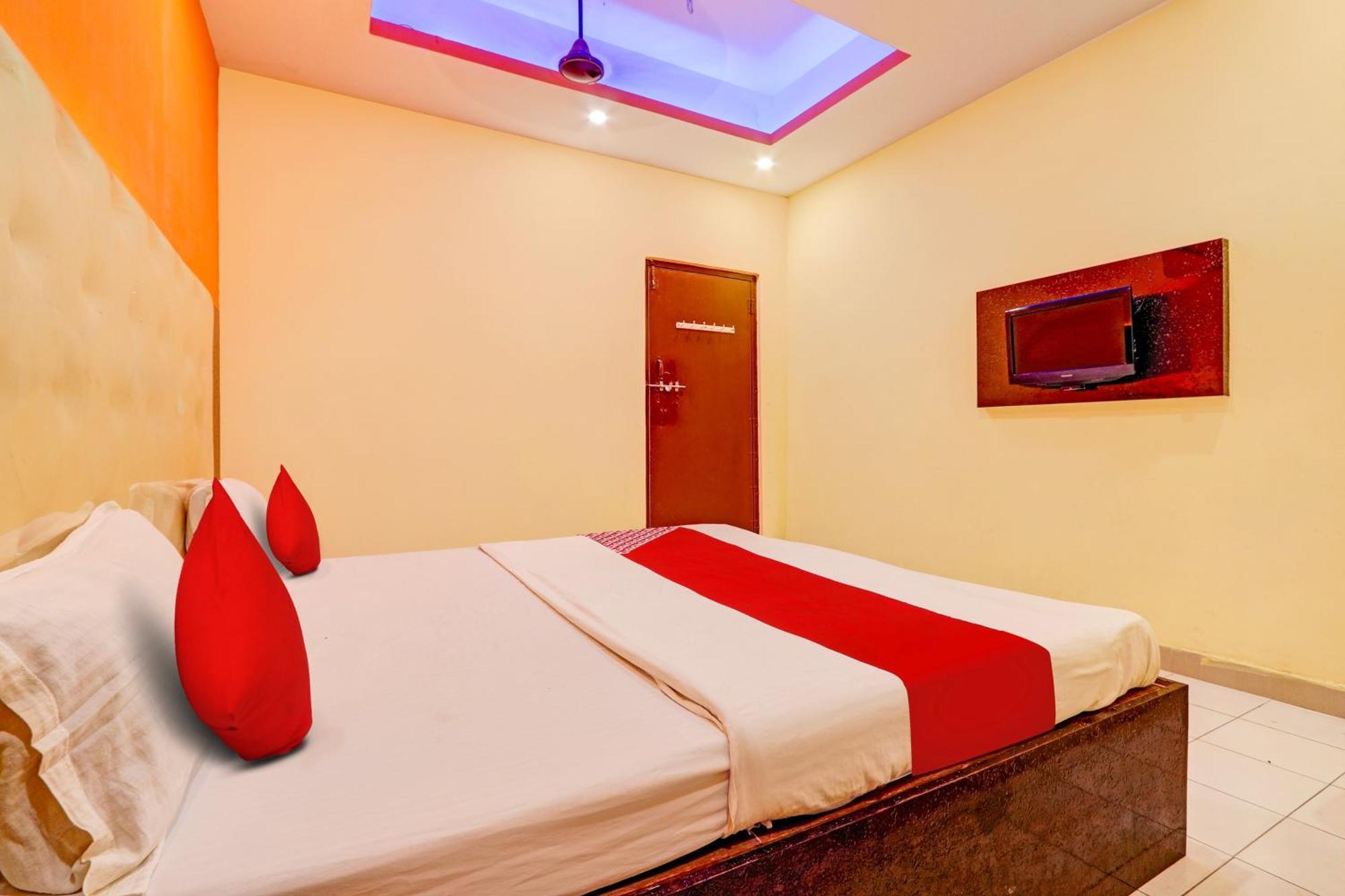 Oyo Flagship Hotel Samruddhi Lodge Nirmal  ภายนอก รูปภาพ