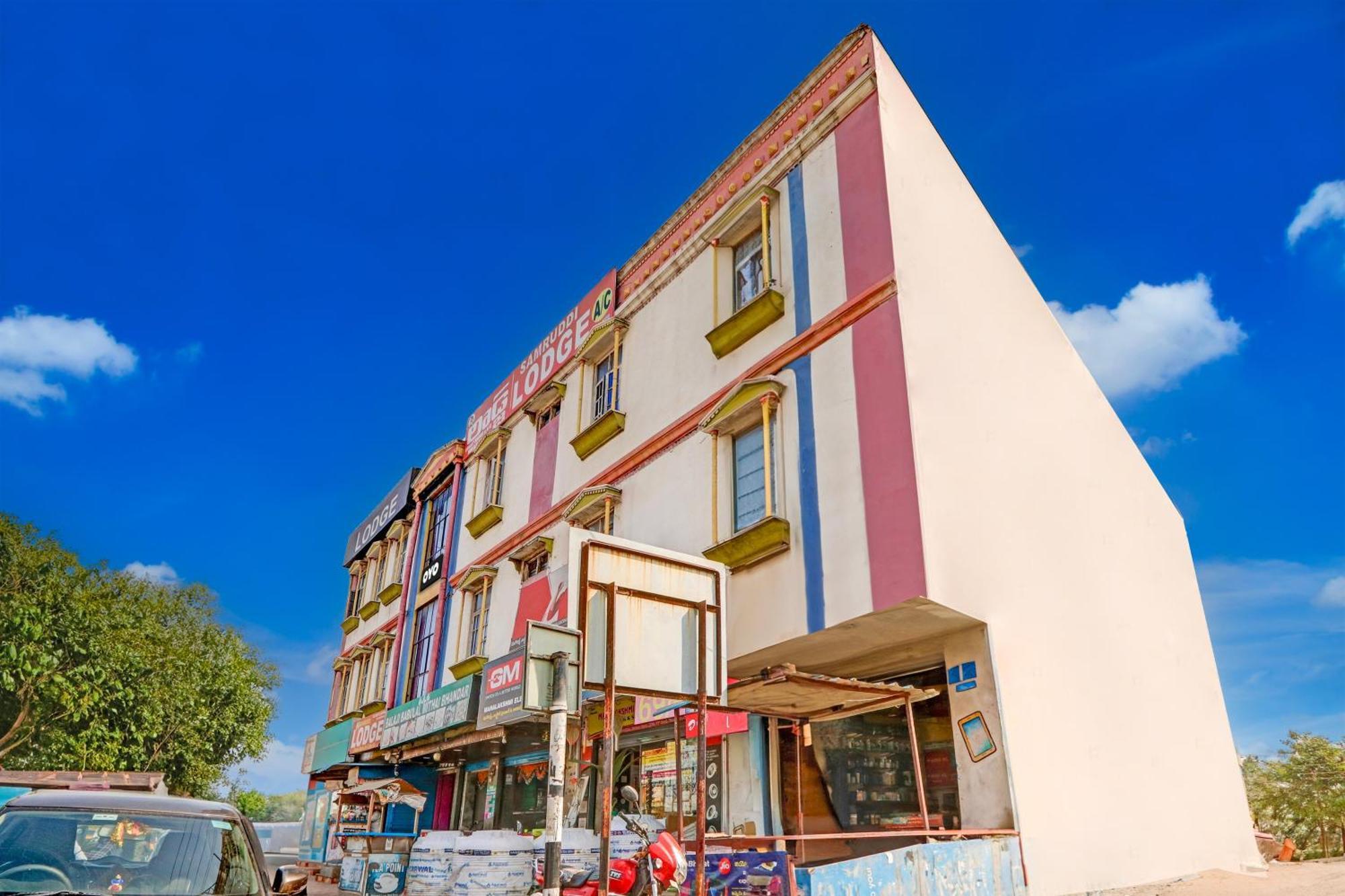 Oyo Flagship Hotel Samruddhi Lodge Nirmal  ภายนอก รูปภาพ
